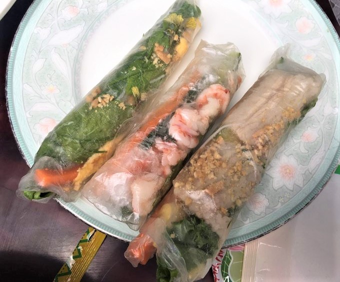 UTokyoKomabaGO's tweet image. ~GO World Cafeteria Vol.1~
【Vietnam in a roll】

Country: Vietnam
Food: Spring roll

Comment: Shrimps, herbs, vermicelli rolled in rice paper, then dipped into fish sauce brings the richness of Vietnamese food.

By: Xuan Truong Trinh