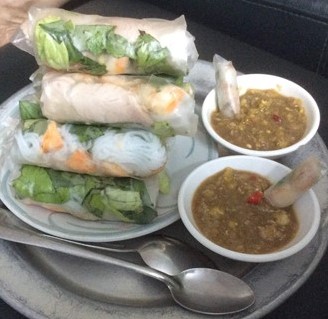 UTokyoKomabaGO's tweet image. ~GO World Cafeteria Vol.1~
【Vietnam in a roll】

Country: Vietnam
Food: Spring roll

Comment: Shrimps, herbs, vermicelli rolled in rice paper, then dipped into fish sauce brings the richness of Vietnamese food.

By: Xuan Truong Trinh
