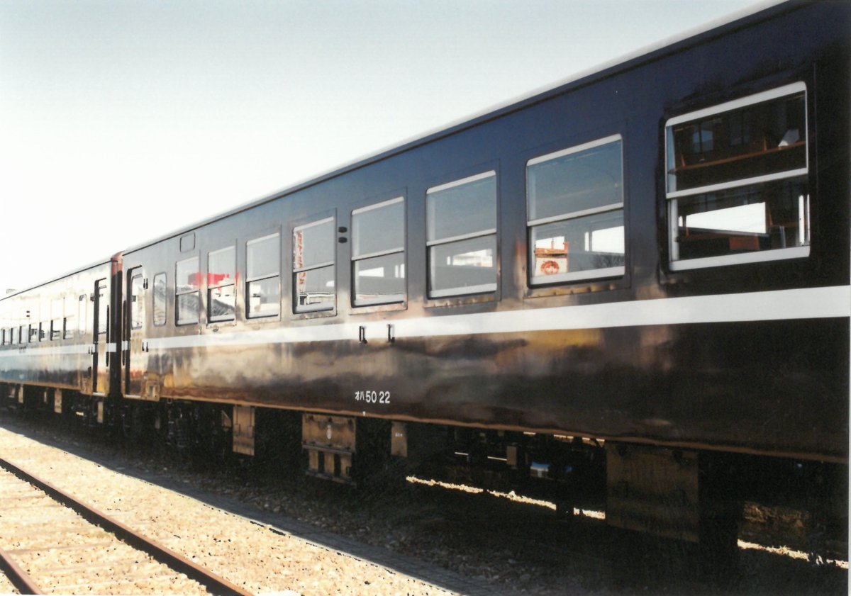 mokarailway1988's tweet photo. #SLもおか の運休中の間、真岡駅では客車の塗装作業が行われています🎨✍
3号車はまだ作業途中です。赤帯のない姿は新鮮ですね

ちなみに、今から27年前のSLもおか運行開始当初は赤帯ではなく白帯でした！
私は実はこの白帯のがなじみ深かったりします（笑

#真岡鐵道 https://t.co/8plyJODJ6U