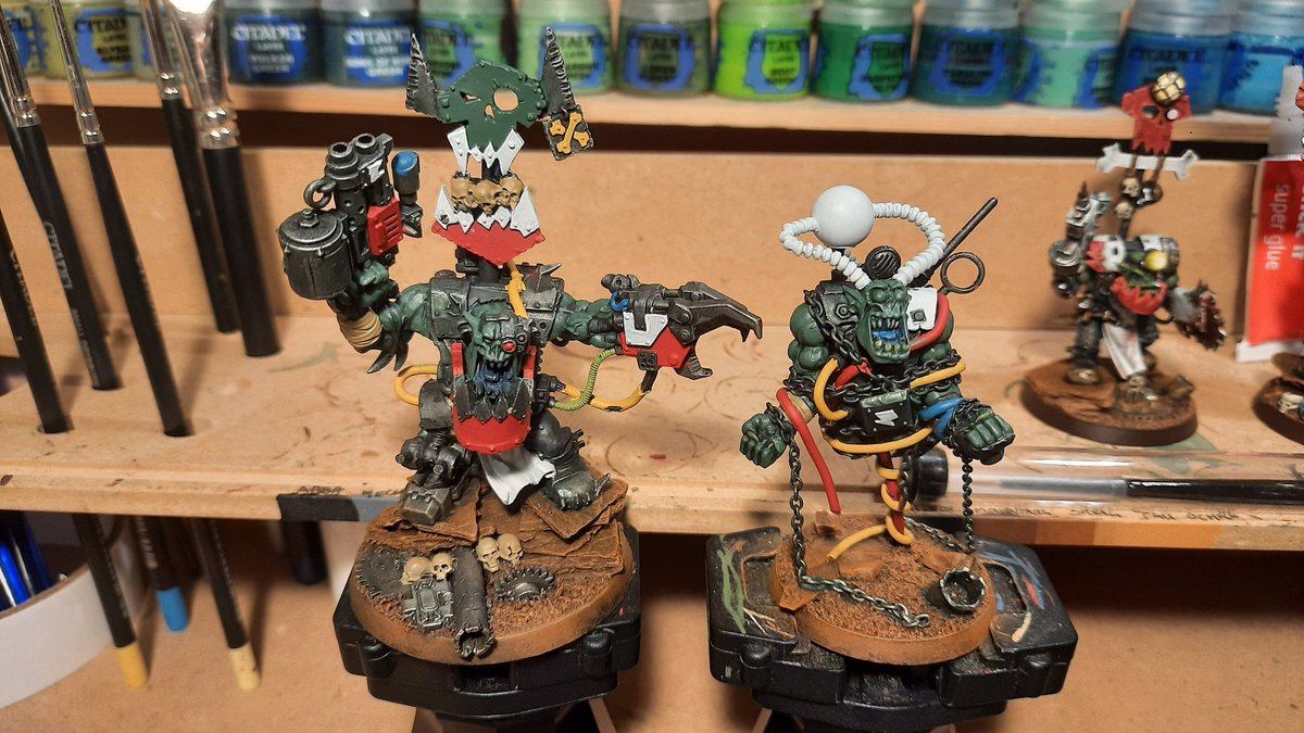 Spoogles's tweet photo. 2 handsome boiz having a rest from the WIP (WAAAGH in progress). Kustom cybork #warboss Shog Deffjaw + my floaty cyberpunk #weirdboy, basecoats & shades on. A lot to do yet, but its the fast & fun stuff I like! #hobbystreak day 196
#WarhammerCommunity #orks #warmongers #goffs https://t.co/wcc8KK19xl
