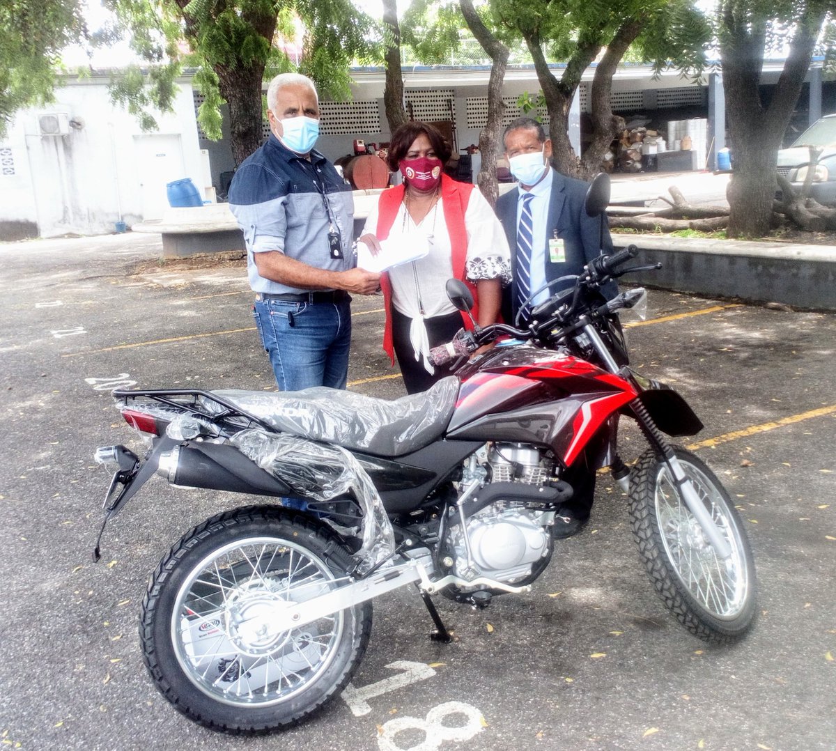 CECOVEZ entrega motocicleta al Área VIII de Salud para facilitar combate contra la Malaria redinformativanacional.com/2021/07/16/cec…