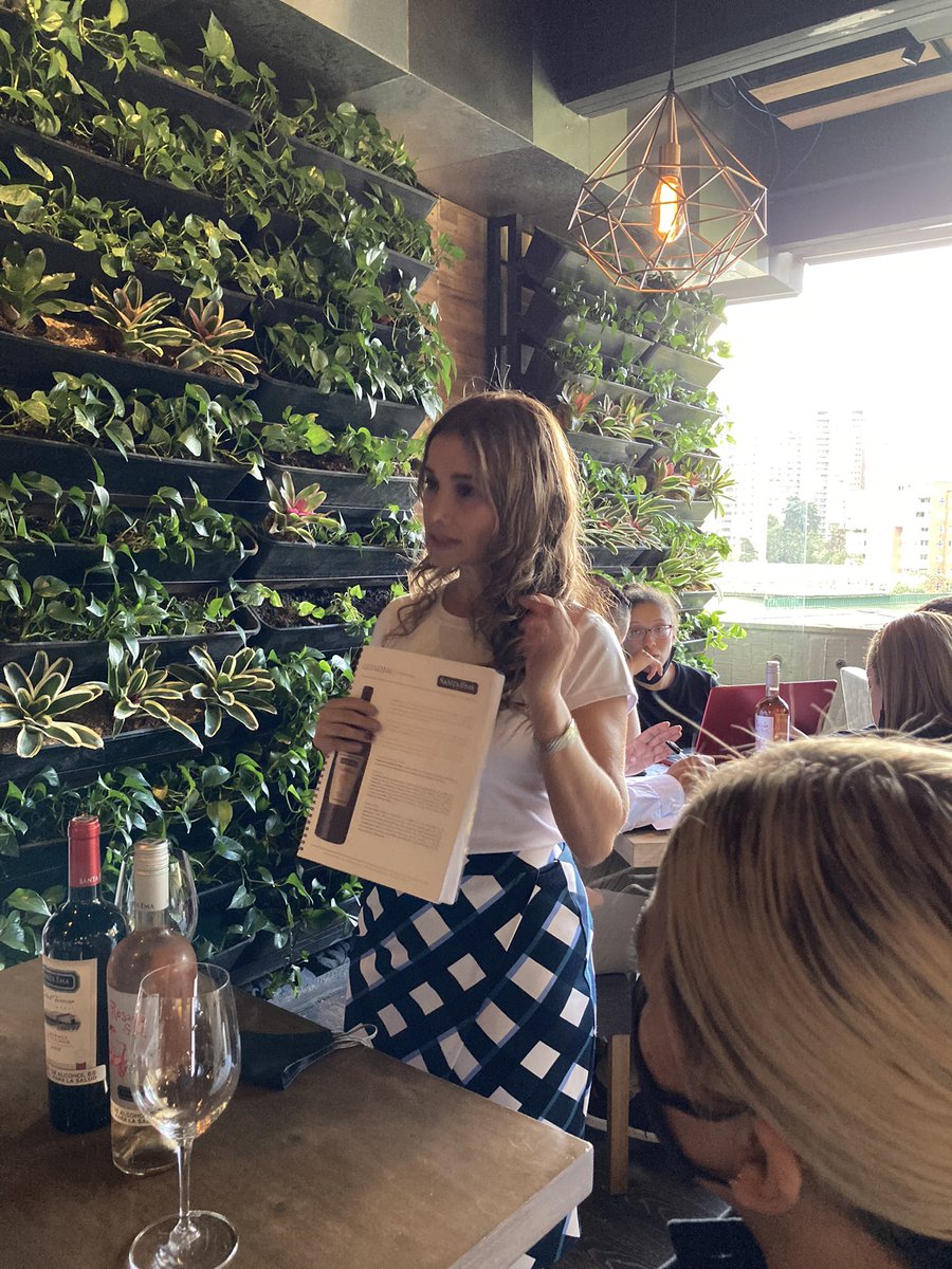 mujerdelvino's tweet photo. Para mi es gratificante capacitar, y transmitir el mensaje a cada uno de estos muchachos. Hoy estuve en Niku, los invito a que vayan y acompañen los platos con los vinos #santaEma 🍷🍷 y si van, me etiquetan en las fotos con el vino 🍷👍🏼 https://t.co/Ycs4T1ef0f