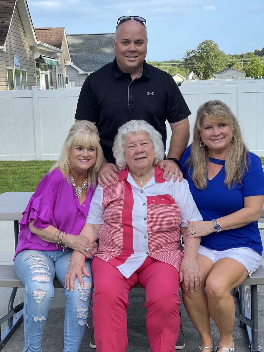 rylyneaston's tweet photo. What a wonderful evening at my parents house. All the grandkids were together for mom. Canβt wait for dad to come home. #momsgoodcooking #family #getwellsoondad https://t.co/pxEU3G39U7