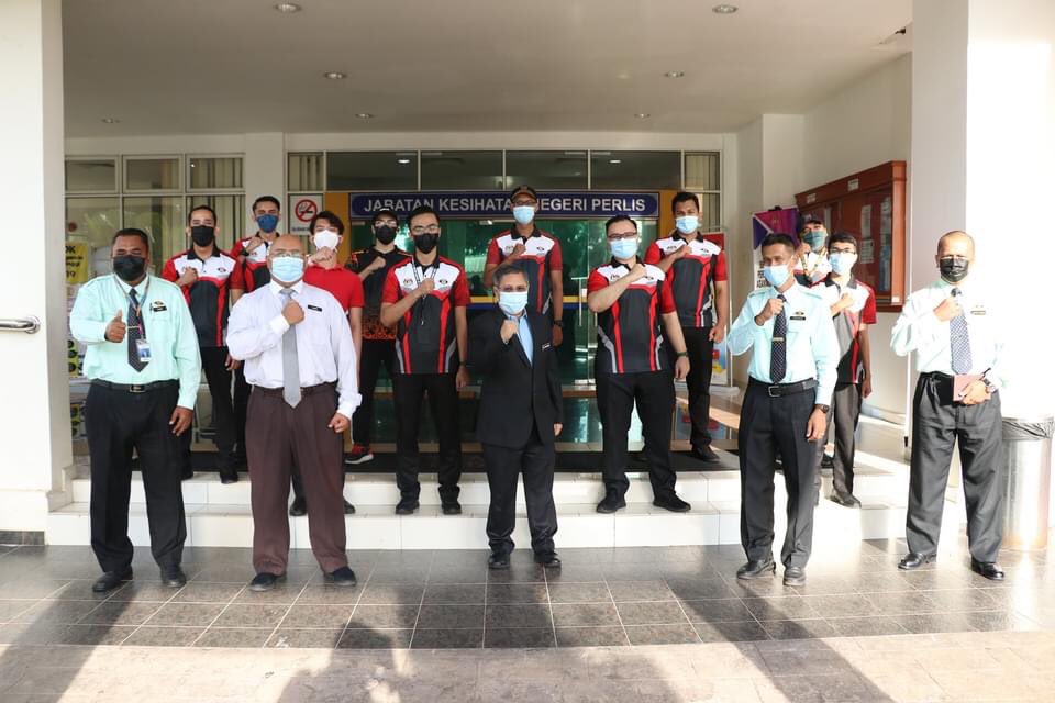jknperlis's tweet photo. Perjuangan diteruskan lagi dengan Team PPP JKN Perlis dari HTF dan PKD Kangar ke Negeri Selangor utk bantu rakan rakan Frontliners di sana

Doa kami warga kesihatan agar anda semua supaya sentiasa selamat dan dapat bertugas dgn cemerlang. 

Stay Safe ya gaisss &amp; good luck 👍🏽💪🏽 https://t.co/D3r2Giadz6