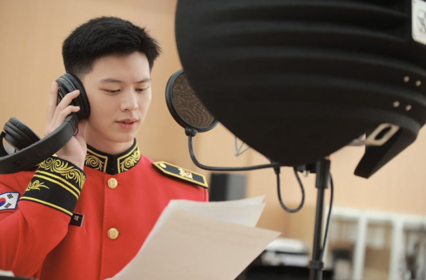 mma9090's tweet photo. 국방부 군악대대에서 
성실히 병역의무를 이행 중인 
육성재 병장을 만나고 왔습니다. 
인터뷰 영상은 조만간 공개할게요:)

사진 더 보기: https://t.co/LfKKZehNfz

#육성재 #비투비 #BTOB #성재 https://t.co/NVWRYAwOxZ
