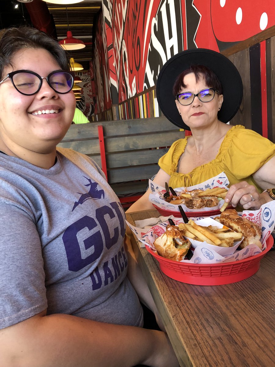 dzais_DSSE's tweet photo. Drugan Dragons supporting our National Elementary Honor Society #BOSSchicken #TeamSISD #JDS #DragonStrong https://t.co/8DMb85E8sQ