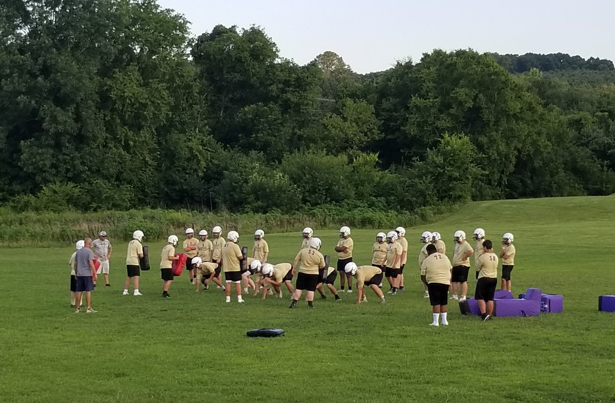 SCHSQBClub's tweet image. Players &amp;amp; Coaches of @SeqFootball putting in work this evening! 
@RustyMcIntyre1 
@gilley_rickey 
@JodyLockhart2 
@CoachEasterly 

#Sequatchie
#ANewEra
#WeTalkingAboutPractice