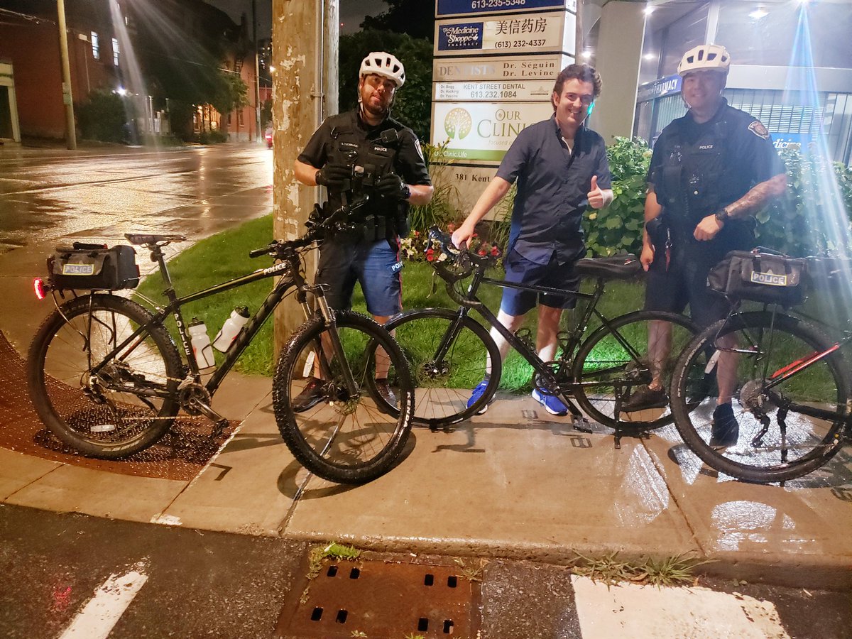 Another happy customer in #ottcity. <a href="/OttawapoliceNRT/">OttawapoliceNRT</a> meets up with the owner, returning his stolen bike which was taken in June 2021.  Reporting the theft is key, but also registering it to <a href="/project529/">Project 529</a> #529garage helps us in our investigation and locating the owner.  👍🏻