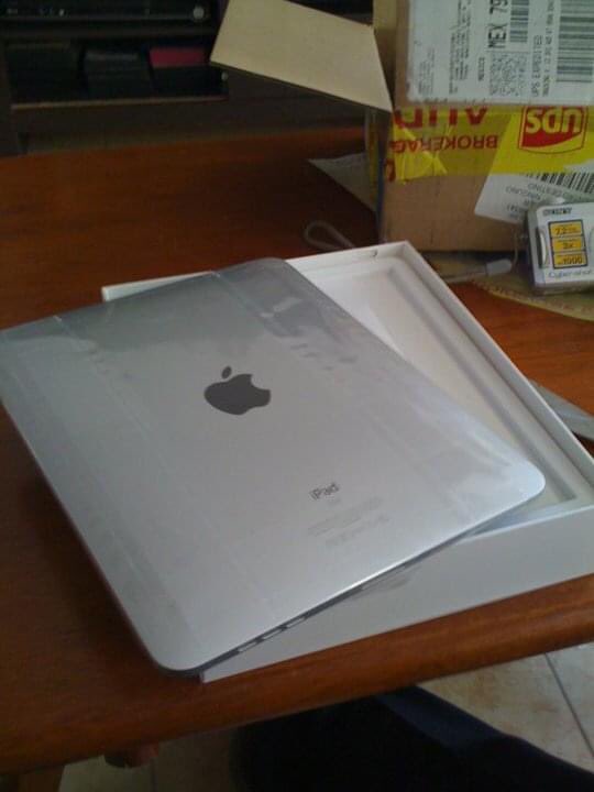 CorysbackOne's tweet photo. Cuando hice el #unboxing del #ipad1 #iPadPrimeraGeneracion #iPad1g
Dos horas duró con su #ios original luego ya con su #jailbreak uff muchas muchas muchisimas apps gratis...
Era la onda esa sensación de su pantallota, el mundo #touch apenas iniciaba https://t.co/c5345xAo8v