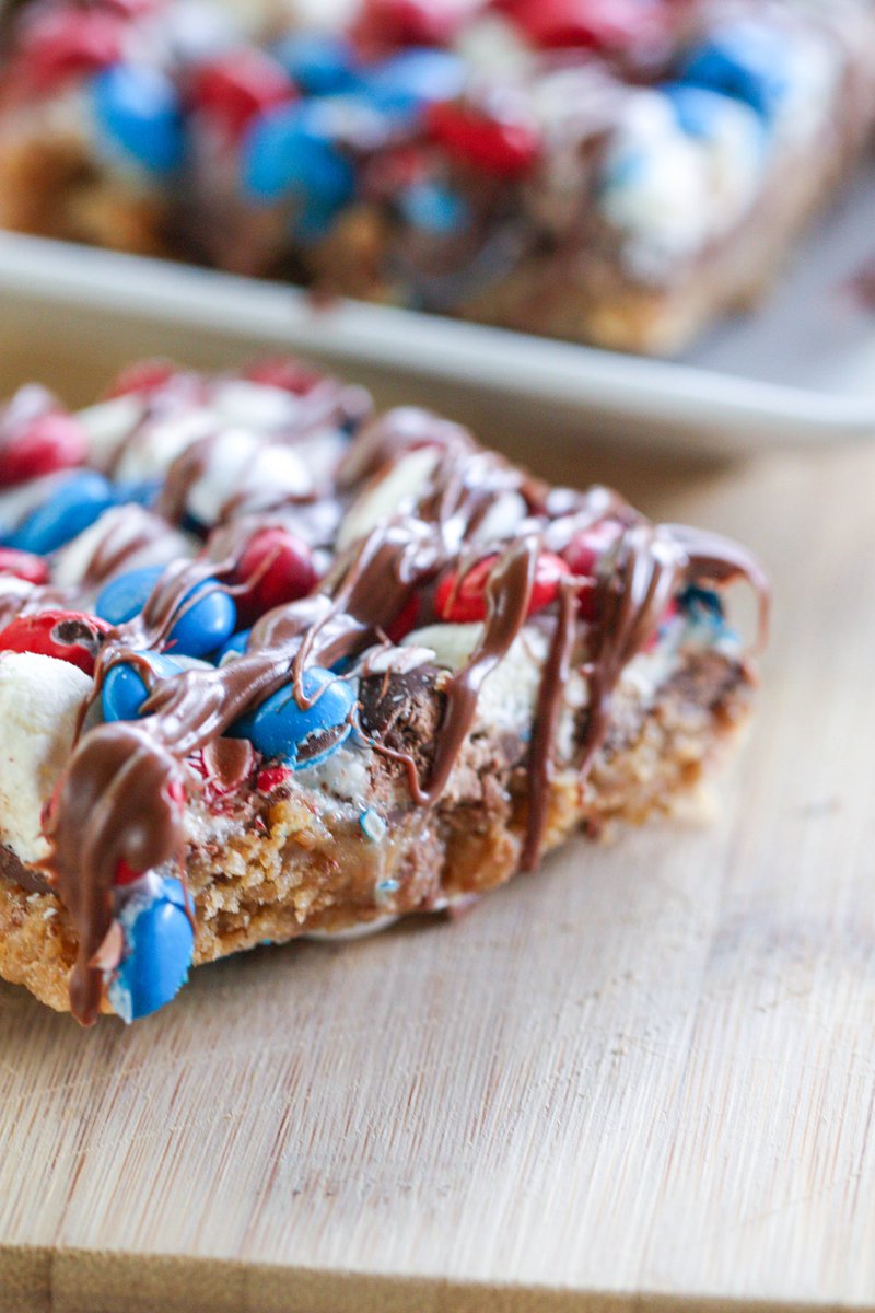 SixSistersStuff's tweet photo. These S'mores Magic Bars are so easy to make and full of flavor. You are going to love the chocolate and marshmallow combination.
https://t.co/ElMLlMiu7w #sixsistersstuff #summerdessert #smoresbars #magicbars https://t.co/wg7VWTkUE9