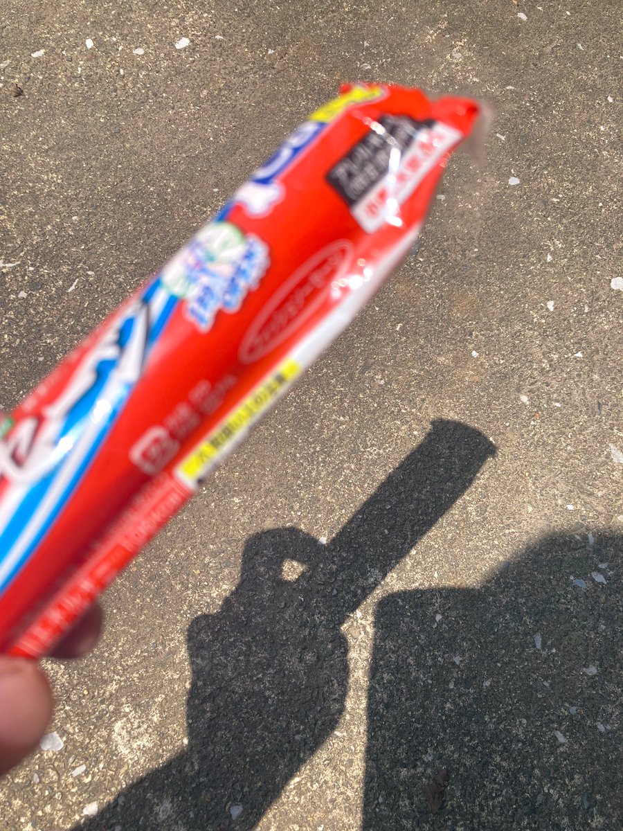 _zuninoru_'s tweet photo. おいしいギョニソの影がくっきり！

どうも、TKCです。

 #毎日ギョニソ #夏じゃん #これはもう梅雨明けでいいでしょ #日光浴したいわー #あじゃぱー #TKC #まさ https://t.co/2qaxxYkF6V