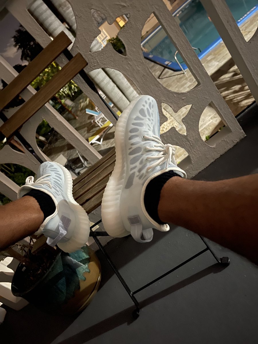 BTCWeatherman's tweet photo. No cap this my first time ever wearing yeezys and I didnโt think the monofilament mesh was going to be comfortable but it is. Boost is cool too I guess, real squishy. Overall these joints definitely go hard. #MonoIce https://t.co/V07A2pIWnW