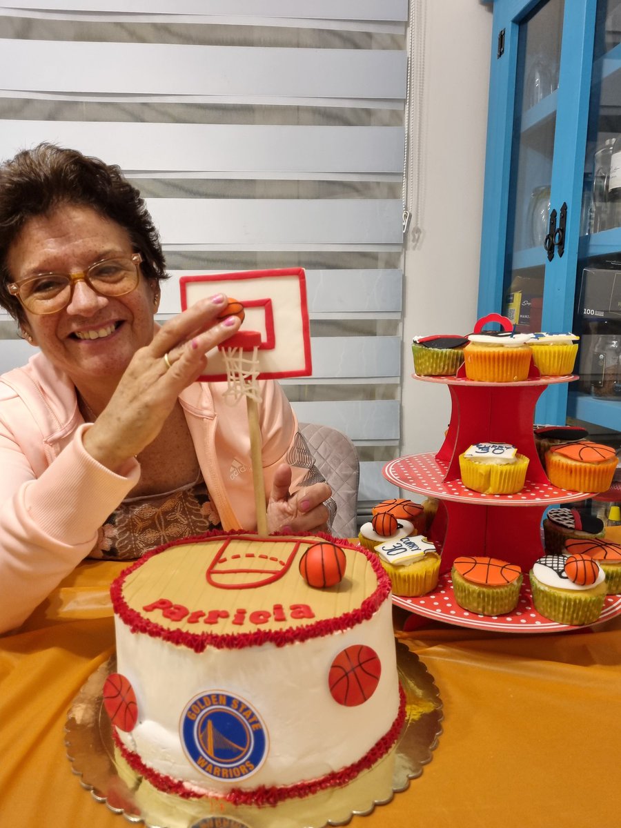 Sabrina46880286's tweet photo. Amamos el basket #LaRojaDelBasket desde LOS ANGELES 🥰🥰🏀🏀 Vamos Chile. https://t.co/0pBrvDoWYc