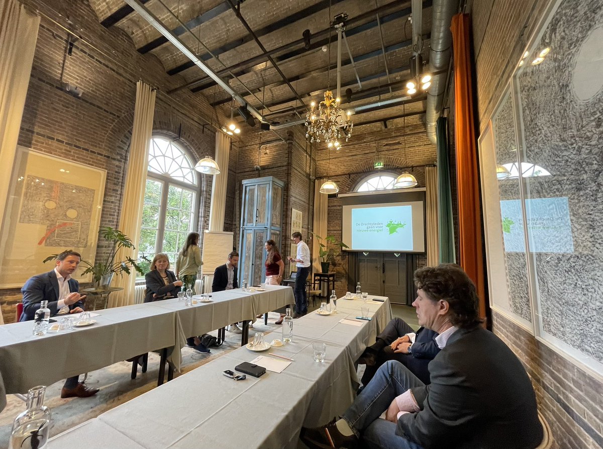 ArcoSt's tweet photo. Vanochtend een gesprek met Tweede-Kamerlid @HenriBontenbal in de Drechtsteden. De energietransitie staat centraal. Met bijdrage van @ajflach @Jacqvandongen #res welke paragraaf zouden wij op dit thema toevoegen aan het regeerakkoord? https://t.co/fp9CcYRaZV