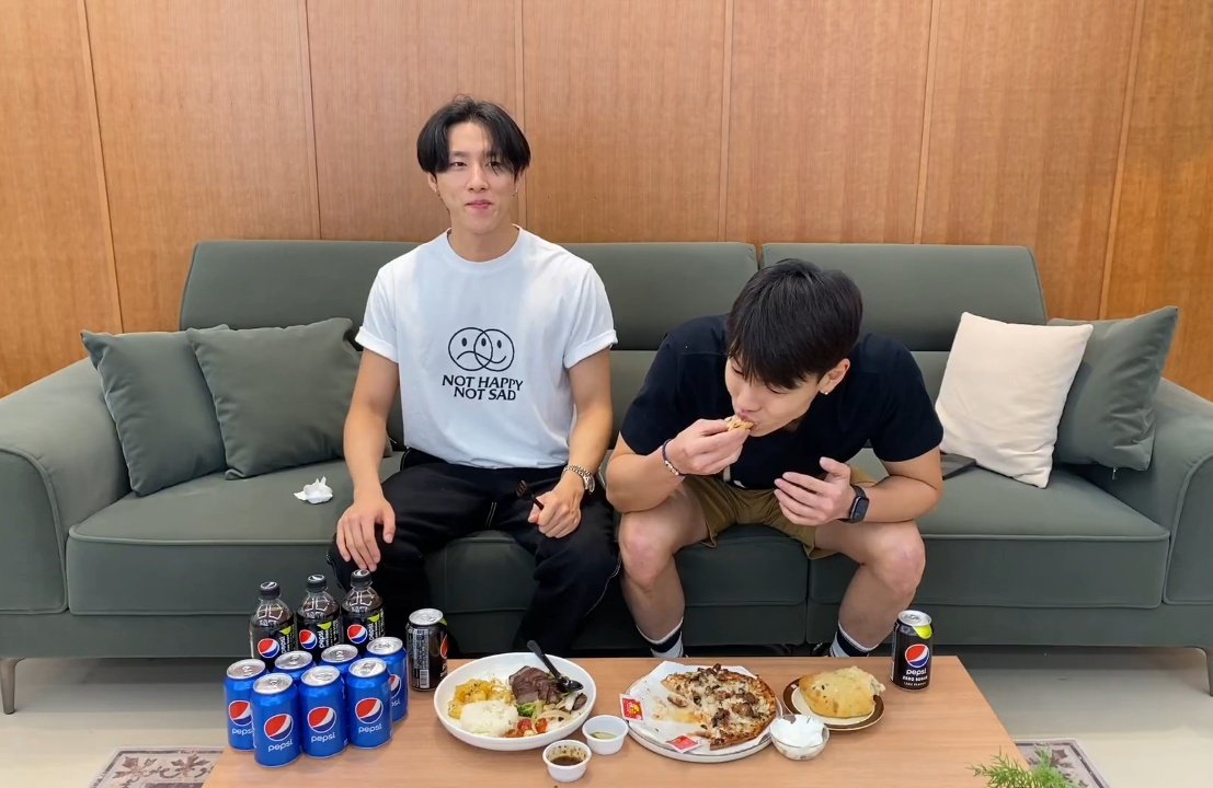 i'm eating pijja, and he's eating steak 🤡 having a mukbang with our maknae! 

🖇️ vlive.tv/video/256159