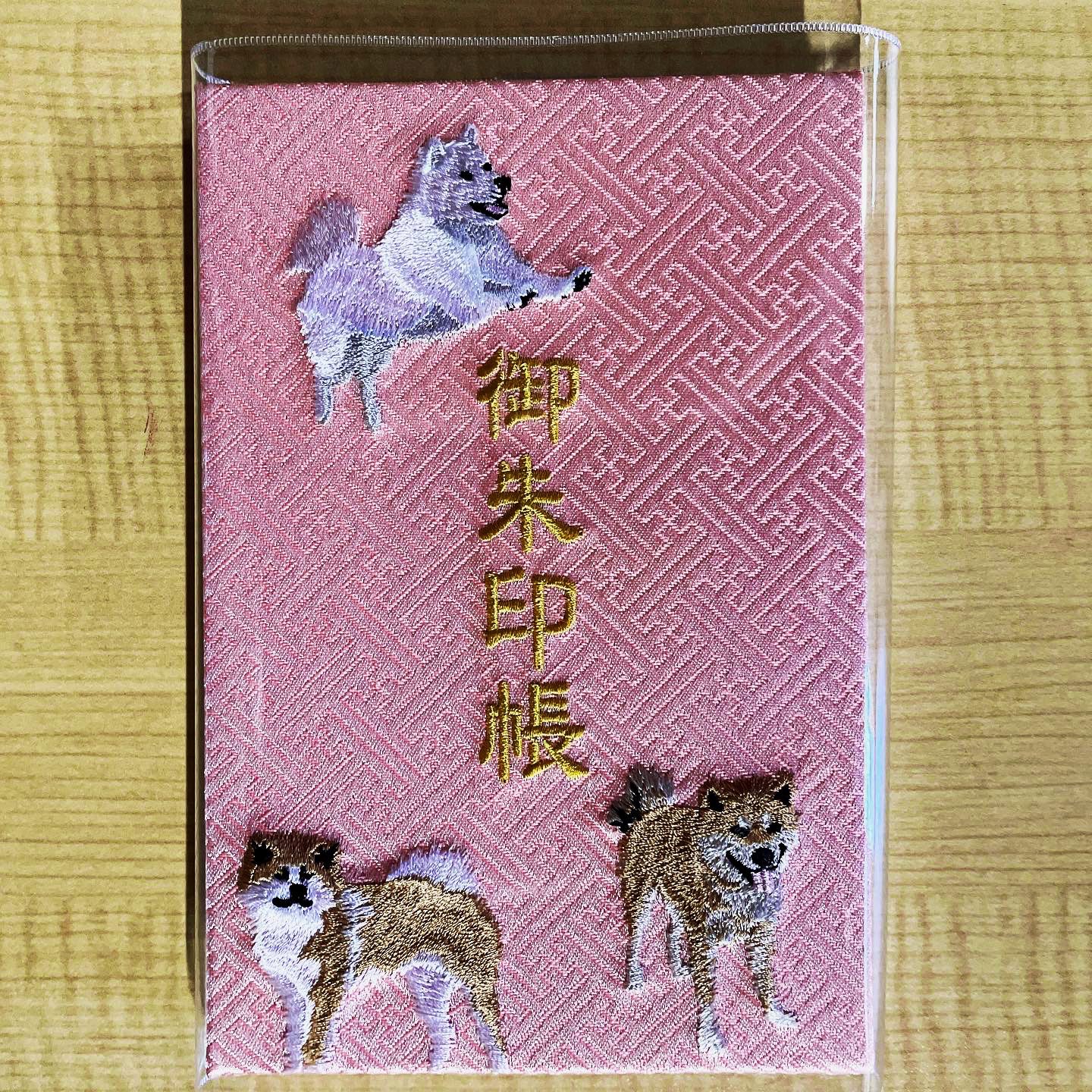 八坂神社 群馬県太田市世良田鎮座 御朱印帳のお知らせ 西陣織刺繍日本犬6種 金襴桃色紗綾形 表面 柴犬 北海道犬 秋田犬 裏面 甲斐犬 紀州犬 四国犬 初穂料 30円 7月17日から頒布致します 郵送希望の方は T Co 3xonjnrfgnのお問い合わせメールから