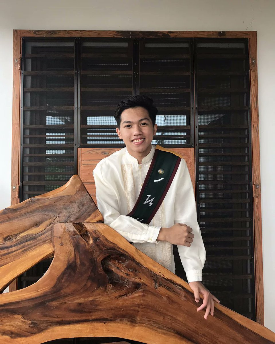 Maaaaarvyjim's tweet photo. Graduate na ang baby ni mader 🎓💙 https://t.co/0FtiPXjUvz