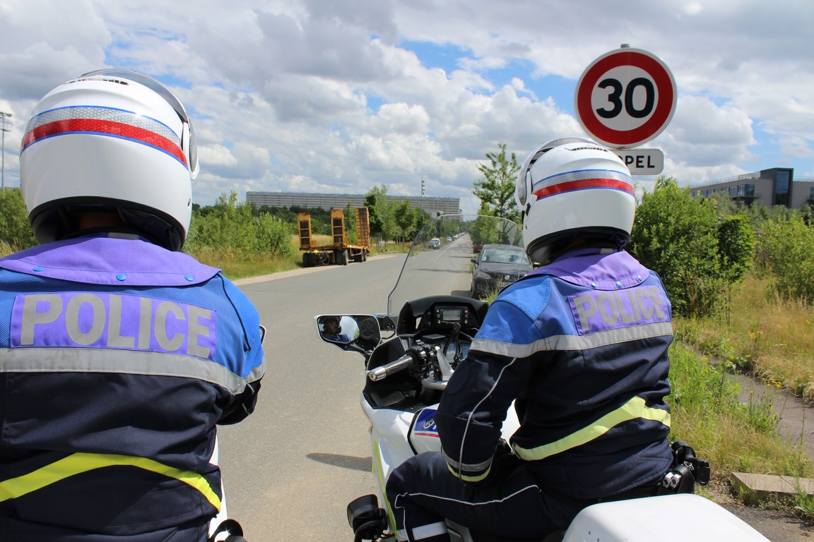 PoliceNat54's tweet photo. [#ContreLesRodéos] Aujourd'hui comme hier les policiers de @policeNat54 sont sur le terrain et continuent la lutte contre les rodéos Urbains sur l'ensemble de la CSP Nancy. https://t.co/Biot7BXajw