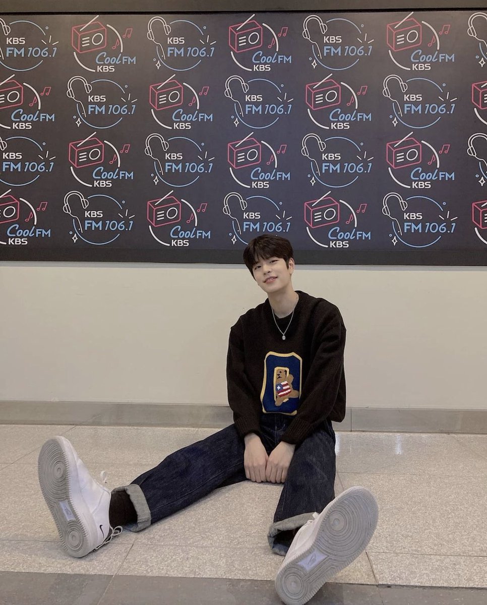 DESTINY MET ME
– kim seungmin au prompt.

Miguel Iñigo Gomez, one of the smartest students, infamous for being a lady seducer, meets Hana— a shy, reserved girl who has a lot in secret.

What if, in the middle of a tutoring session, they would come across an unusual agreement?