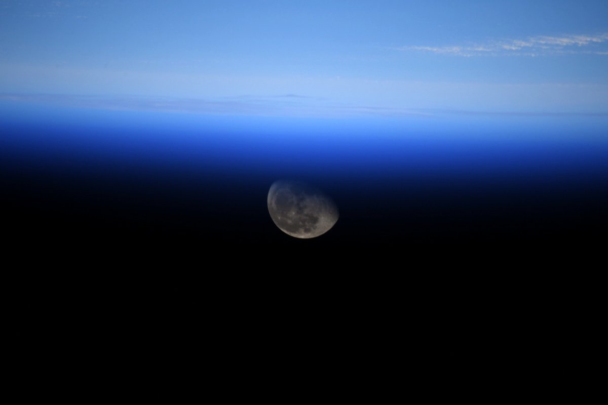 Thom_astro's tweet photo. Moon photography from the @Space_Station is harder than you might think! Only one window allows zoom and I was only too happy to see the 🌗 frame itself perfectly in that window. Serendipity! This is just one view, see 🔭 many more with #OnTheMoonAgain21: https://t.co/VC3tdWI2ft https://t.co/adxRLsVftt