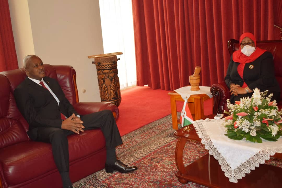 Le Président de la République Unie de #Tanzanie S.E Samia Suluhu Hassan vient d'arriver  au #Burundi pour une visite d'Etat de deux jours. Elle est  accueillie à l'Aéroport International Melchior #Ndadaye par le Vice-Président de République, 
Ir Prosper #BAZOMBANZA