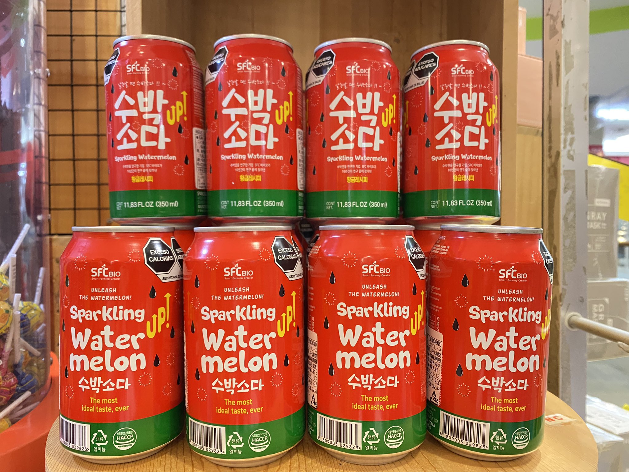 ヴィレッジヴァンガードイオンモール高松 韓国ジュース 韓国サイダー続々 スイカジュース と マンゴー ジュース 日本ではあまり見ないフレーバー めずらしい スタッフも早速マンゴーをかんぱーい ピューレ入りでめっちゃ ヴィレッジヴァンガードイオンモール高松 韓国ジュース 韓国サイダー続々 スイカジュース と マンゴー ジュース 日本ではあまり見ないフレーバー めずらしい スタッフも早速マンゴーをかんぱーい ピューレ入りでめっちゃ