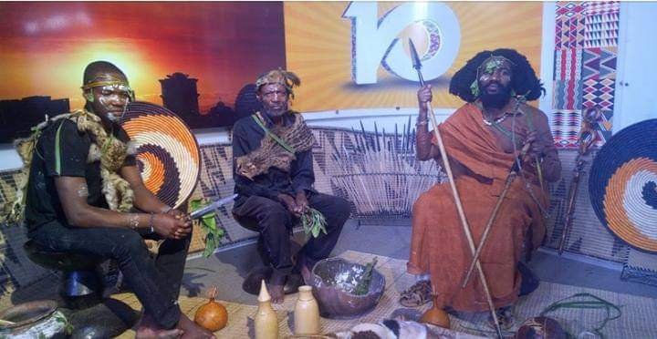 RTANGARWMABOKO's tweet photo. #UmunsiMukuruMwizawAkadogo Benimana!
N'uko Umwana w'Umwami #Nyanzinge arahwera,#Indagu zimurasa ko azize #Umuzimu w'Umugabo yashyingiwe akagenda batamumushyingiye(#Ryangombe)Zitanga #Intsinzi ko hakorwa #Umuhango yajyaga akora,#UmwanaAhitaAkira.
#Kubandwa byerezwa u Rwanda bityo https://t.co/SUr47hRL6c