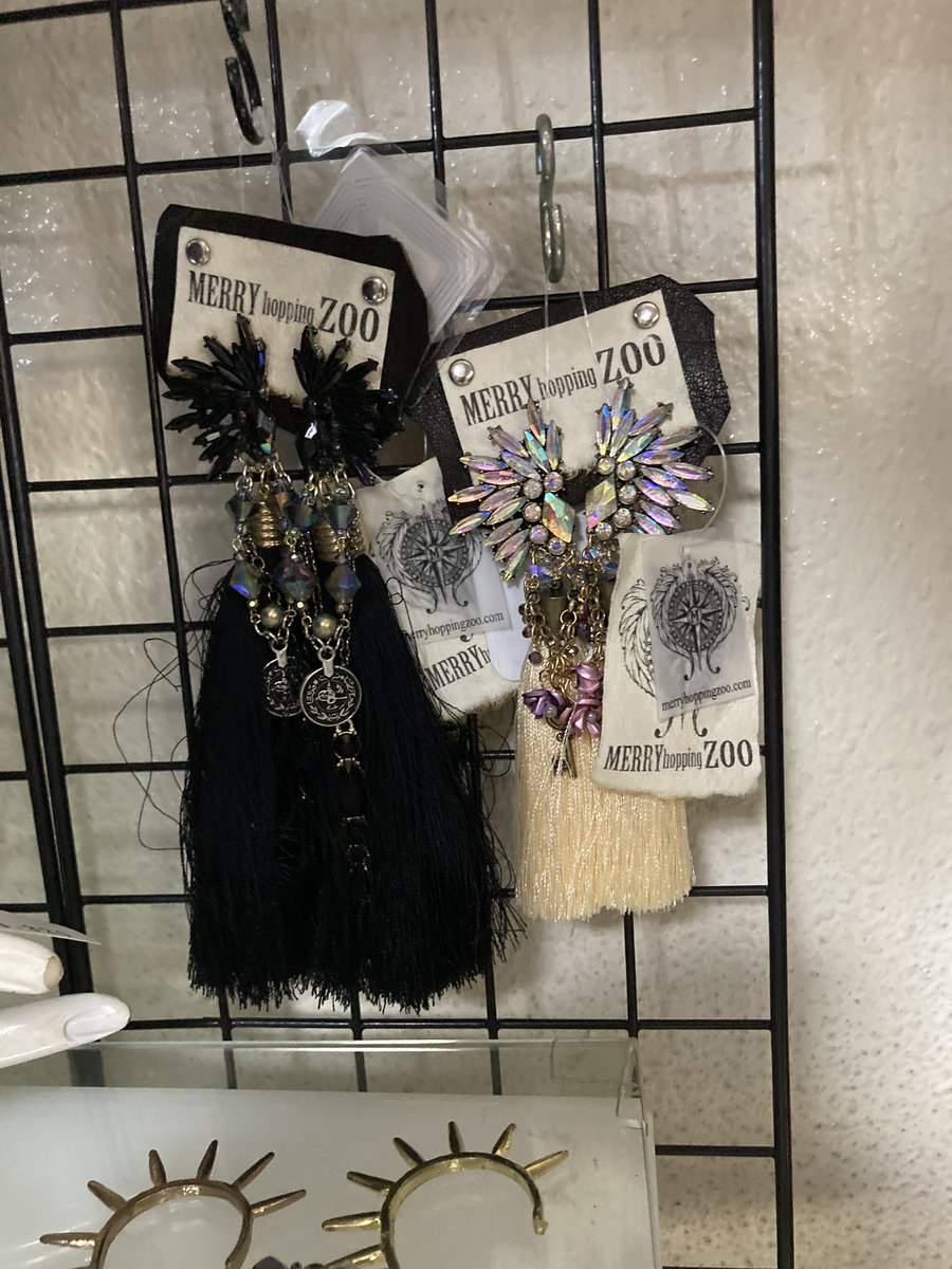 _METROPOLICE_'s tweet photo. 夏場、単調になりがちな服装にワンポイントでインパクトをもたらしてくれる "MERRYhoppingZOO" のアクセサリー達。
全てハンドメイドの一点物となっておりますので気になる方は是非チェックしてみてください。→ https://t.co/oob0wq1VVx

#セレクトショップ #大阪 #難波 #買い取り随時受付中 https://t.co/ZGKC6W8oPF