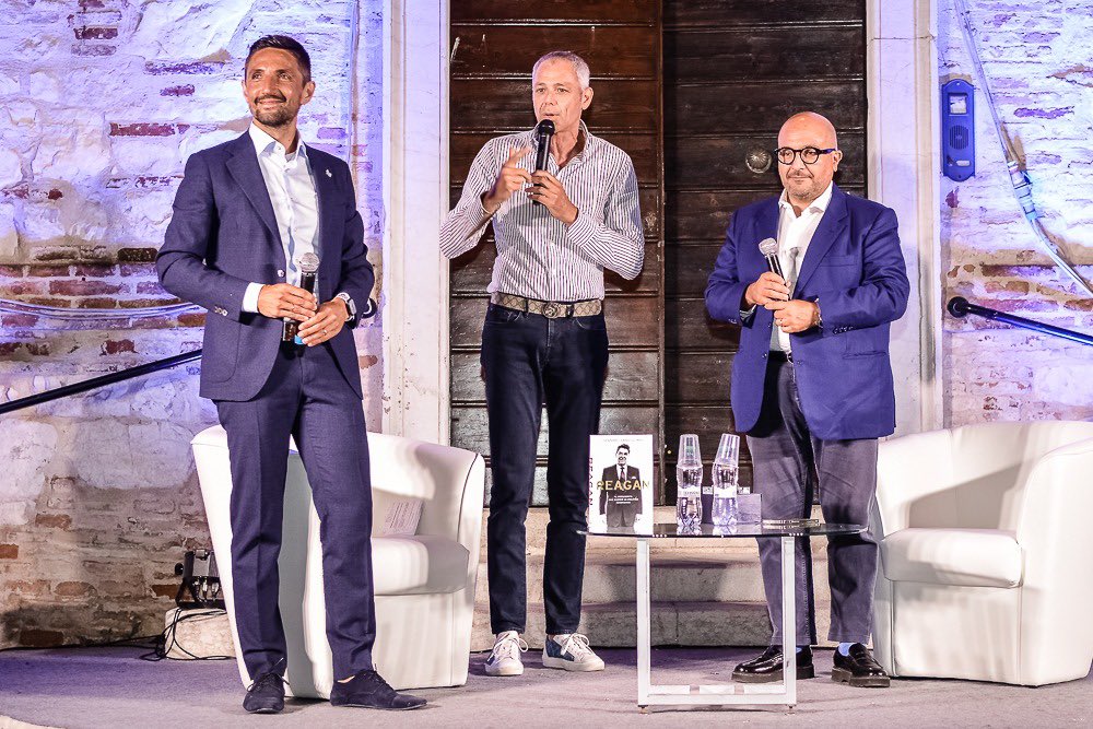 #Rassegna #incontri #Parliamone con il Direttore #Tg2 @GenSangiuliano 
Portare in una Piazza d’estate #giornalismo, #politica, #storia, relazioni internazionali.
Grazie al Comune di #Numana e al Sindaco <a href="/tombolinigian/">tombolini gianluigi</a> #Reagan #XiJinping #biography @Librimondadori