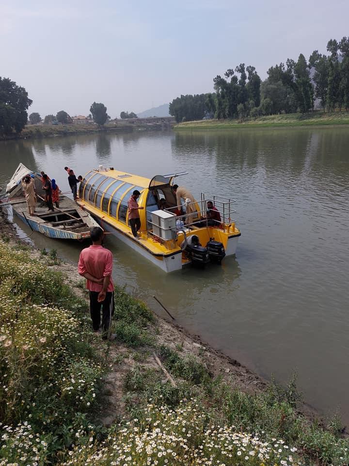 EhsaasKashmir's tweet photo. First Bus Boat in Kashmir, Trail run from Lasjan to veer Chattabal via Lalchowk in #Jehlum river. #busboat https://t.co/cEYvNY83Gp