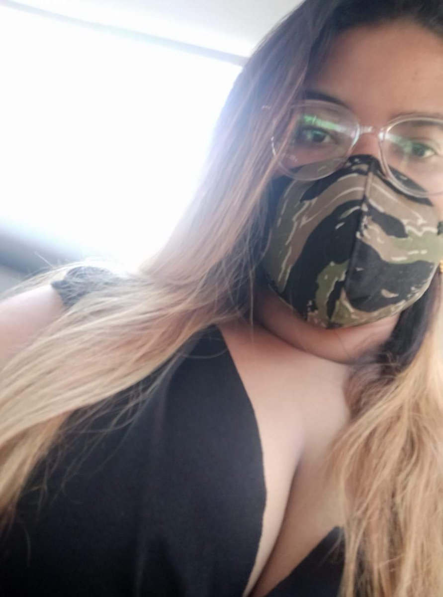 GandhiIndhi05's tweet photo. Esta foto es de hace exactamente un año. Ahí iba en el taxi de camino a tener relaciones sexuales con alguien que me advirtió tenía síntomas de COVID, pero eso no me detuvo porque la rechura era más fuerte que el temor nulo que tengo de morir. Me lo pegó. Y el COVID también. 🙏🏽 https://t.co/qLw7eQT3wP