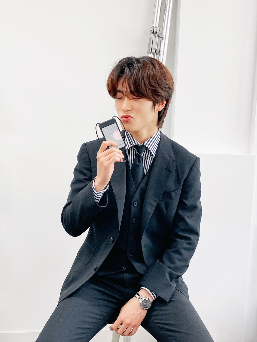 jaeultism's tweet photo. jaehyun's favorite "kissing what im holding pose" https://t.co/SZ3ZNes4st