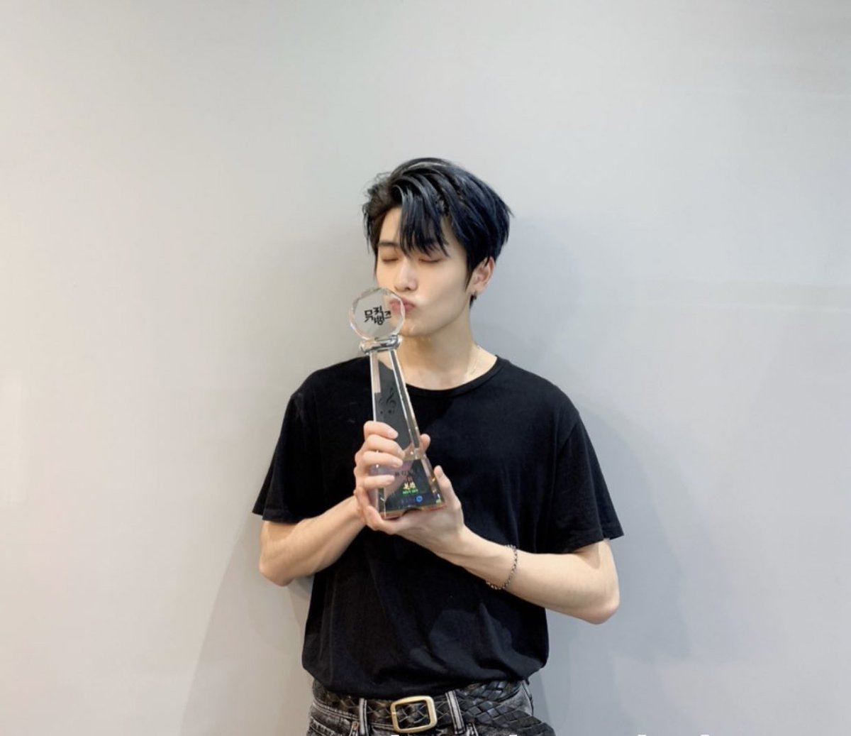 jaeultism's tweet photo. jaehyun's favorite "kissing what im holding pose" https://t.co/SZ3ZNes4st