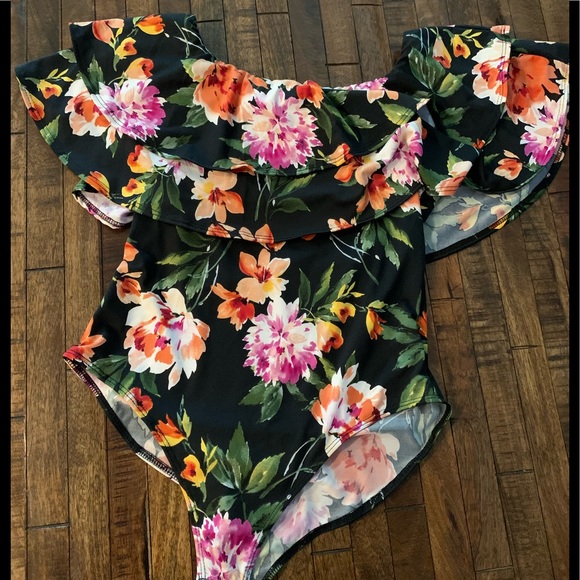 sandracorpuz's tweet photo. So good I had to share! Check out all the items I'm loving on @Poshmarkapp #poshmark #fashion #style #shopmycloset #agirlthing #kimchiblue #benefit: https://t.co/Mba7Iub57M https://t.co/S4C2Hv5d4k
