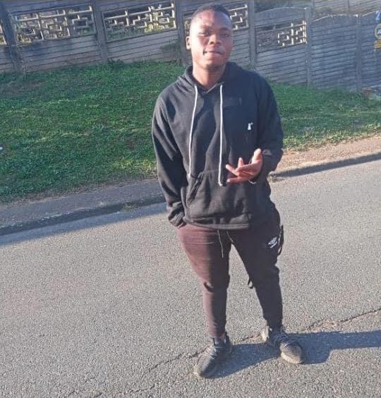 AdvoBarryRoux's tweet photo. This guy raped a 14 year old in Woodlands. Blessing is his name. He’s currently On the run. Police are looking for him. If seen please report to Montclair SAPS.

Retweet For Awareness https://t.co/UzVOGtbNZd