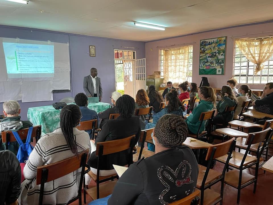 avsi_kenya's tweet image. Educators and some children they support in Avsi Otiende office. #AVSI #PeopleForDevelopment #CooperationProjects #EconomicEmpowerment #CommunityDevelopment #GraduationToResilience #DistanceSupportProgram #Education #Women #Youths #Children #OVC #SostegnoADistanza