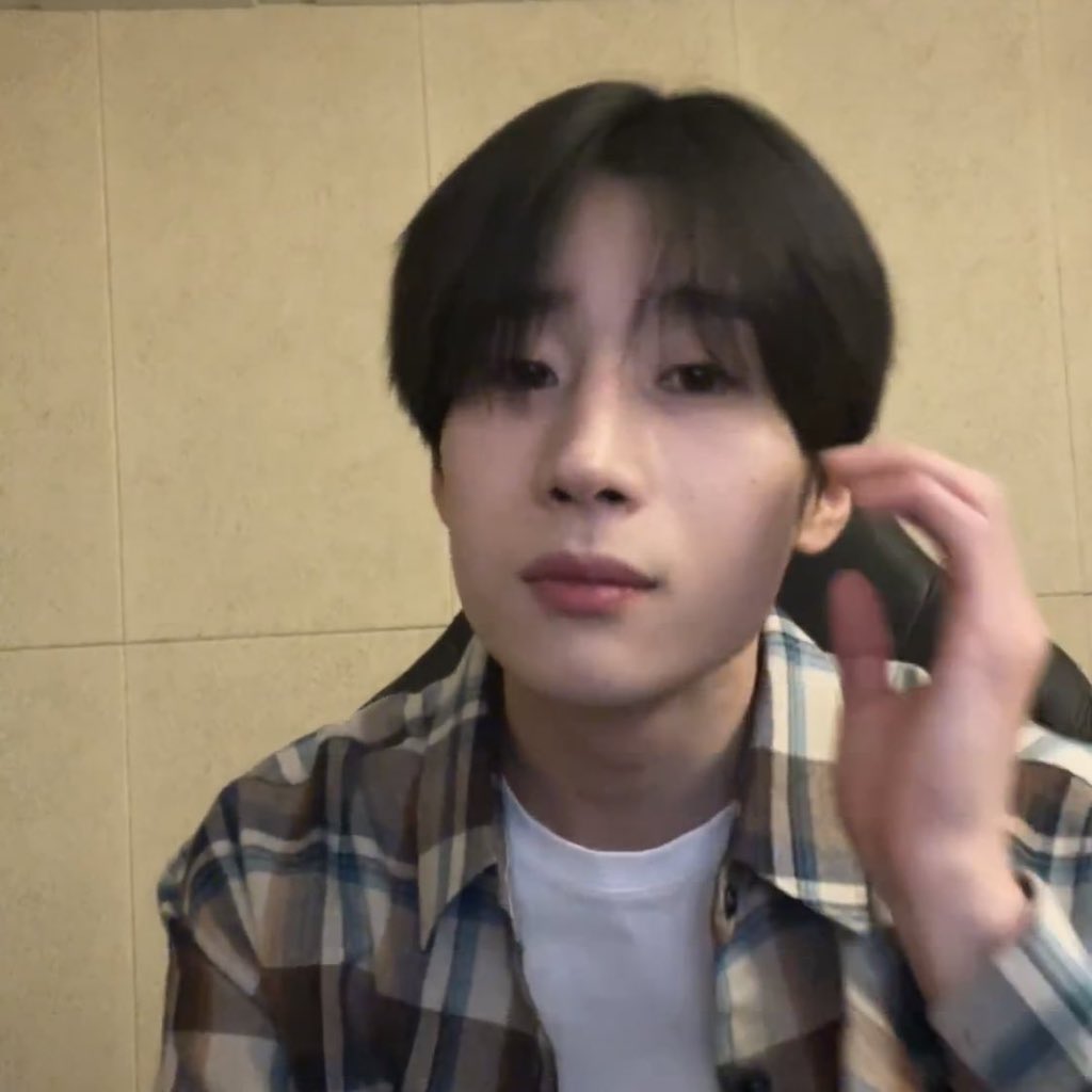 yesminhee's tweet photo. seungwoo diciendo que no tiene confianza en las fotos porque no traía maquillaje cuando aún sin maquillaje es el más lindo 🥺 https://t.co/wRAb5cbqUa