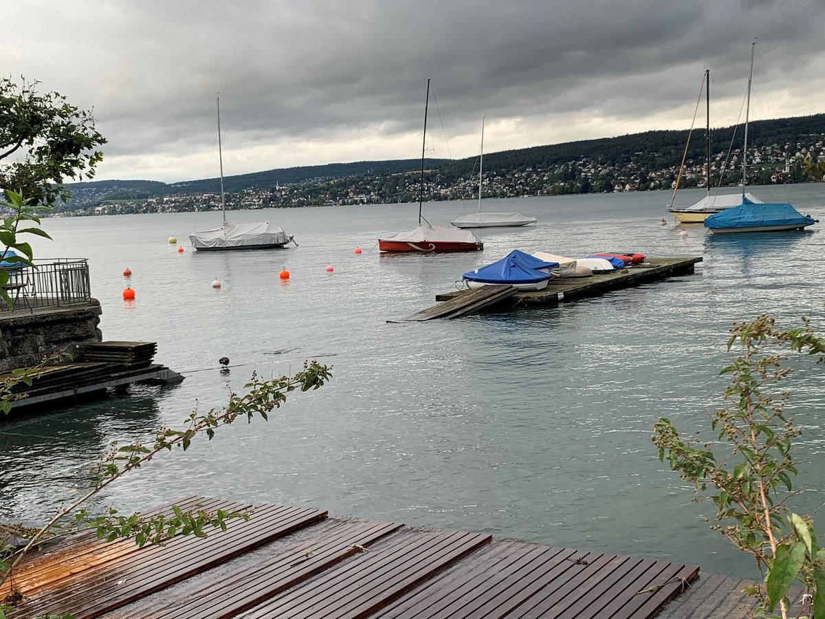 Überschwemmter Zugangssteg zu Trockenplatz für Boote