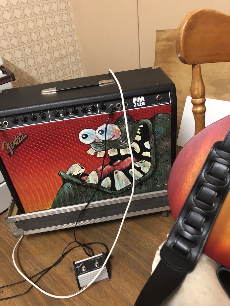 araza13's tweet photo. About to make some swampy blues noise. #fender #lespaul #vox #music #guitar #blackdiamondstrings. https://t.co/oQG7tGbmaA