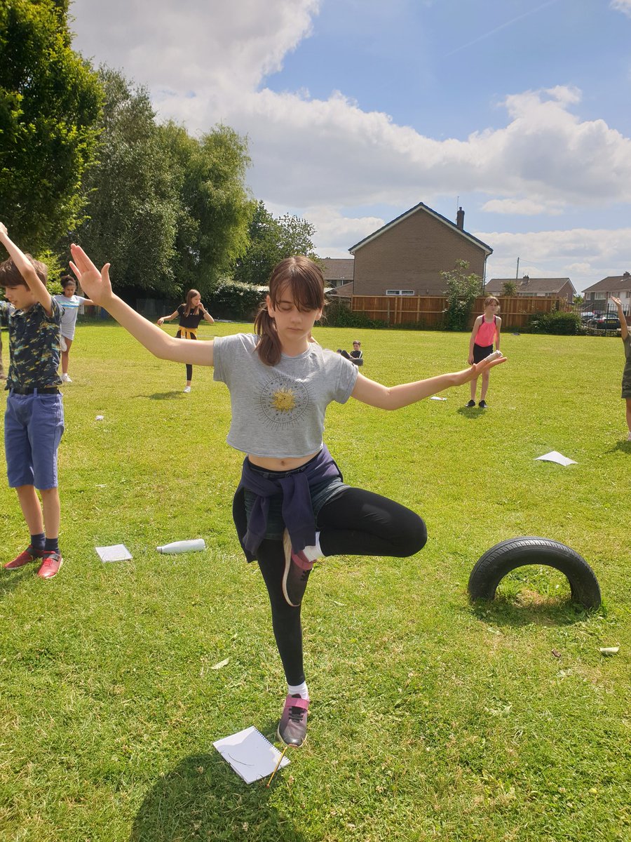 HART_wellbeing's tweet photo. 🏴󠁧󠁢󠁷󠁬󠁳󠁿 Ychydig o yoga yn yr haul i orffen fy amser  gyda disgyblion dosbarth glyndwr @Ysgolyffin
🏴󠁧󠁢󠁥󠁮󠁧󠁿 Some yoga to finish my time with dosbarth Glyndwr 
❤🌻🌳🧘‍♂️🧘‍♀️
@MonmouthshireCC @MonHealthySch @EAS_Equity @EAS_Cymraeg https://t.co/nnuCkNHymE