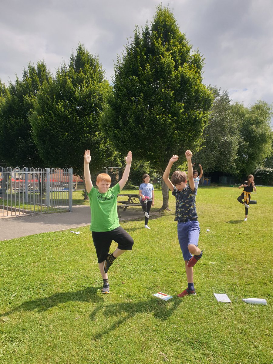 HART_wellbeing's tweet photo. 🏴󠁧󠁢󠁷󠁬󠁳󠁿 Ychydig o yoga yn yr haul i orffen fy amser  gyda disgyblion dosbarth glyndwr @Ysgolyffin
🏴󠁧󠁢󠁥󠁮󠁧󠁿 Some yoga to finish my time with dosbarth Glyndwr 
❤🌻🌳🧘‍♂️🧘‍♀️
@MonmouthshireCC @MonHealthySch @EAS_Equity @EAS_Cymraeg https://t.co/nnuCkNHymE