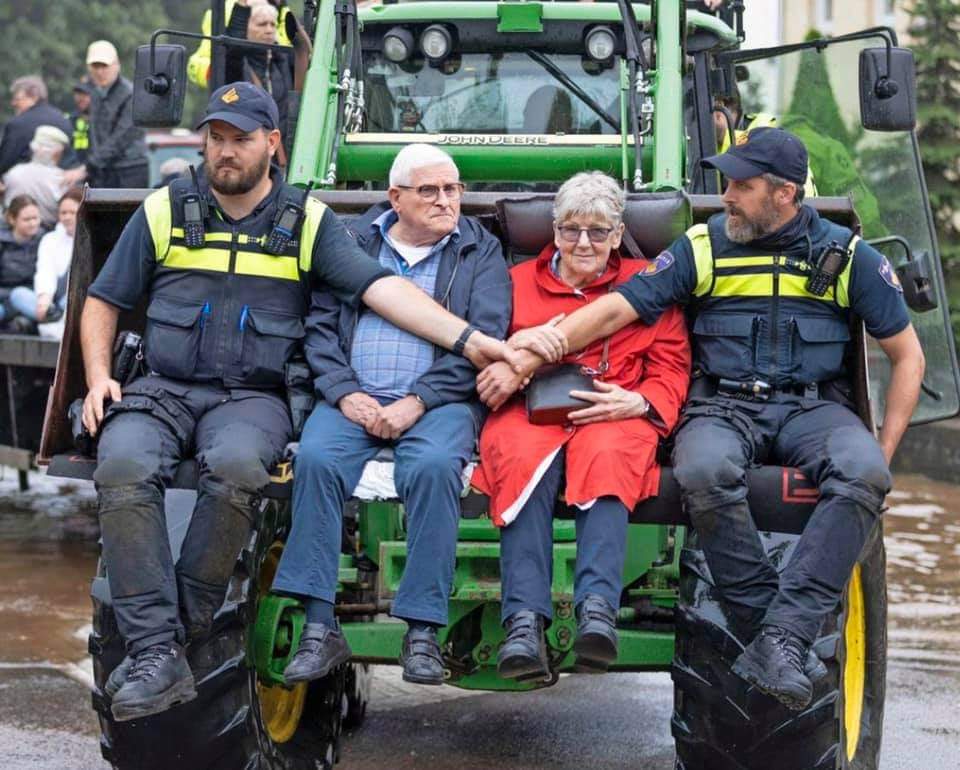 rinusroon's tweet photo. Wat een onwijze foto! Trots op de boer! Ook nu weer staan ze paraat en helpen ze mensen waar hulp zo hard nodig is. #trotsopdeboer #Boeren #Limburg #Valkenburg https://t.co/HMAkCpeZyH