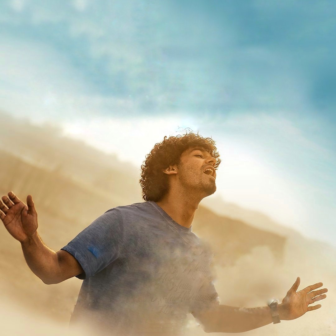 vsv_writes's tweet photo. @impranavlal A10 is Uber Cool in the new poster of #Hridayam . Waiting for yet another #VineethSreenivasan 's magical music extravaganza ❤️.
@thinkmusicindia
#BringingCassettesBack
@visakhsub @impranavlal @kalyanipriyan
@darshanarajend @merrylandcine @HeshamAWMusic https://t.co/hmhdP7FFRy