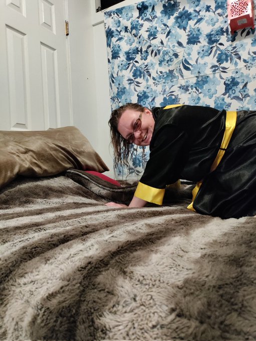 Getting ready for tonight. Sorry I'm running late😿 going live soon https://t.co/J9ZUq5xUEL