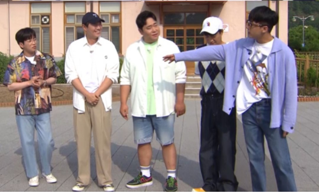 vdesmerez's tweet photo. THIS IS WHAT IM SAYIN' EH THAT RAVI WOULD POINTS OUT DINDIN..BECAUSE OF THE SAME CLOTHES THAT RAVI WORE ON SUPERHEROES SPECIAL OPENING! 😂😂 @RAVI_GTCK @dindinem You guys are sooo cute! 💜💛

#1박2일 #2d1n #YBTEAM https://t.co/CrjbWKX26y