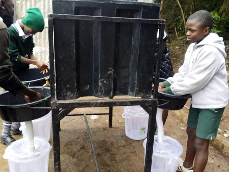 Mathare_Roots's tweet photo. FRIDAY FUN FACT!
Did you know hand washing is very important in helping prevent the spread of COVID-19 🤔, now you know!

Thank you @unhabitatyouth, Manu Chandaria Foundation and Kentainers Limited for donating these wash basins!
#handwashingsaveslives 
#handwashadvocates 
#MRI https://t.co/GAd8mjCxHP