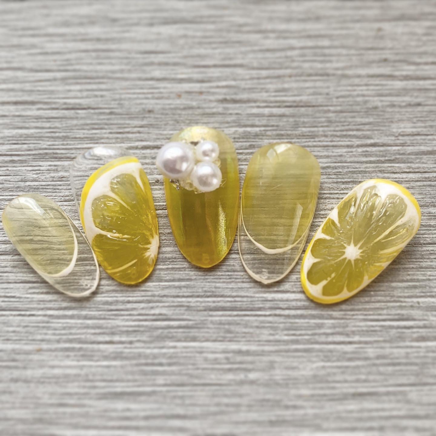 Annie Nail フルーツネイル 紫外線に当たるとレモンがオレンジに変わるので 1度で2度美味しい 夏ネイル 夏ネイルデザイン レモンネイル オレンジネイル クリアネイル クリアネイルデザイン カラーチェンジ カラーチェンジネイル トレンド