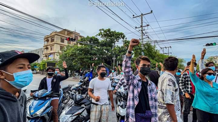 ErenItsss's tweet photo. Anti-coup movement by Mandalar University Students was held on July 16 despite difficulties. #MyanmarCovidSOS #WhatsHappeningInMyanmar #July16Coup https://t.co/mOLaBqLUzw