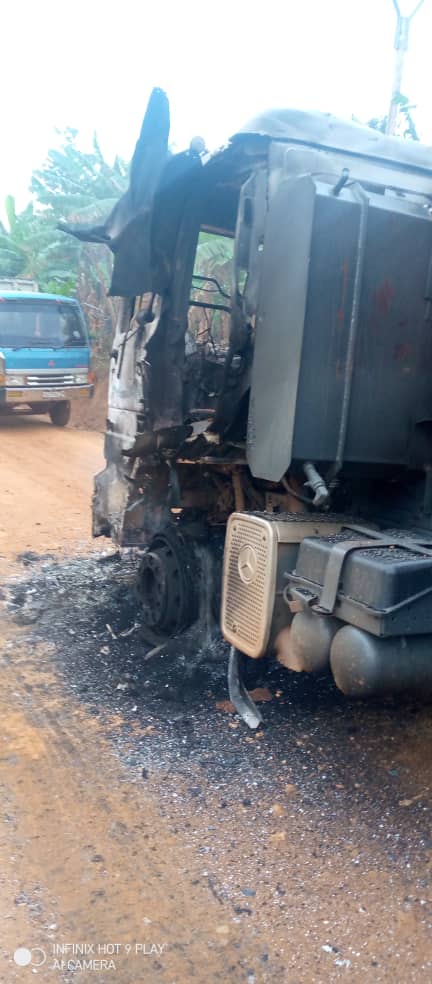 carly_nzanzu's tweet photo. Vers 19h45, kalunguta sur la route béni- Butembo a été attaqué par des hommes armes. Incendies des maisons, des véhicules, perte en vie humaine dont celles  du président de la société  civile, le préfet  Kibwana et un membre de sa famille. Paix aux âmes de nos compatriotes. https://t.co/SocXsVRttP