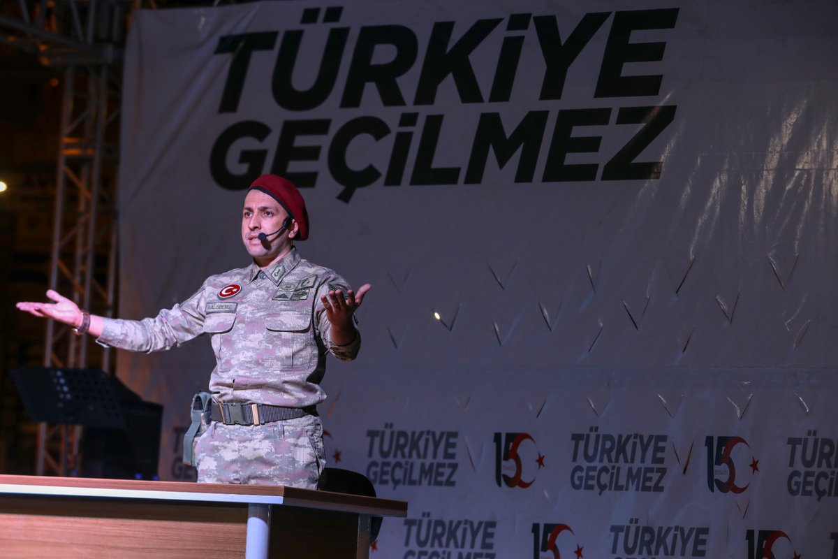 ipekyolukymkmlg's tweet photo. Kaymakam Sinan Aslan, “15 Temmuz Demokrasi ve Milli Birlik Günü" etkinlikleri kapsamında vatandaşlarımızla birlikte kortej yürüyüşüne katıldı.Yoğun katılımın olduğu etkinlikte Kur’anı Kerim ve şiirler okunurken;müzik dinletisi, tiyatro ve semazen gösterileri de gerçekleştirildi. https://t.co/diAhfm4fKO